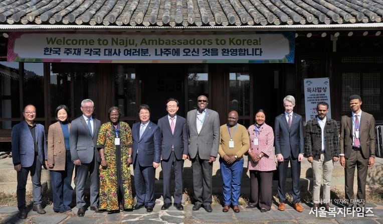 나주시가 ‘2025 국제농업박람회’ 개막행사에 참석한 5개국 주한대사와 사절단을 초청해 주요 산업현장과 문화, 관광 자원을 소개했다.