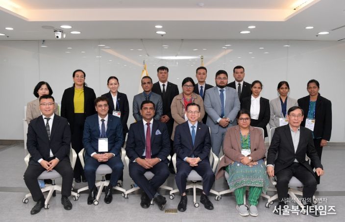 고광완 광주광역시 행정부시장이 27일 오전 시청 소회의실에서 ‘아시아지역 지방정부 인권행정 역량강화 연수’에 참여하고 있는 아시아 5개국 공무원들과 환담을 나눈 후 기념촬영을 하고 있다. /광주광역시 제공