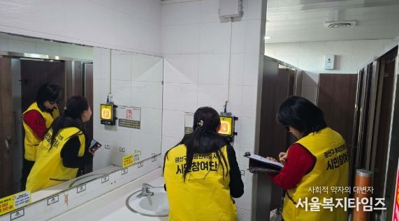 여성친화도시 시민참여단 여성안심귀갓길 현장점검 사진.