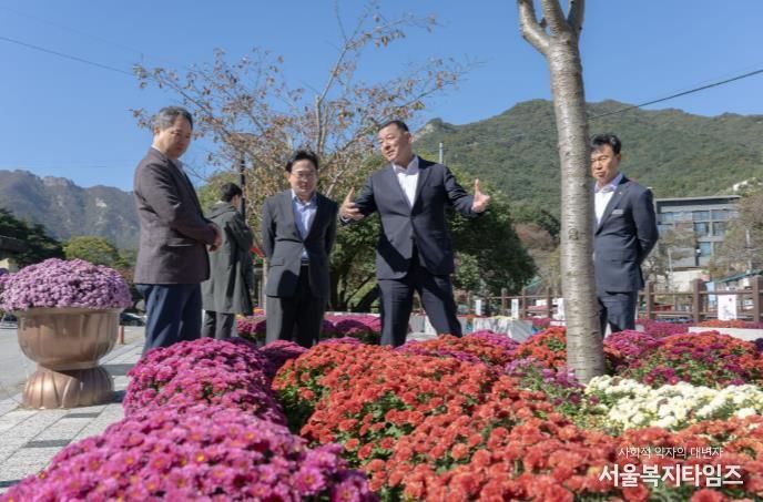 공주시, ‘2025 계룡산 국화 길 여행’ 축제 개막