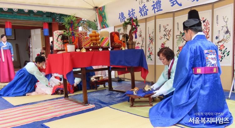 합천군 초계향교 명륜당 앞에서 전통혼례 행사 열려