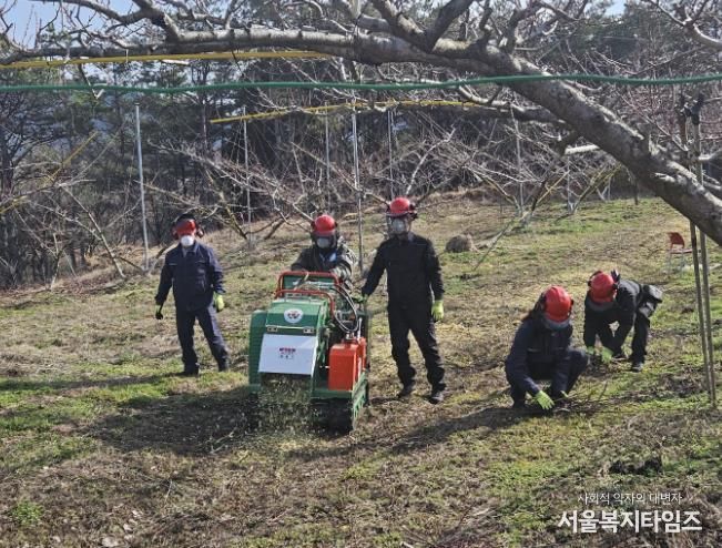 보성군은 오는 11월 3일부터 ‘영농부산물 파쇄지원단’을 본격 운영해 산불 예방과 미세먼지 저감, 농촌 일손 부담 완화에 나선다_2024년 파쇄지원단 활동 사진(1)
