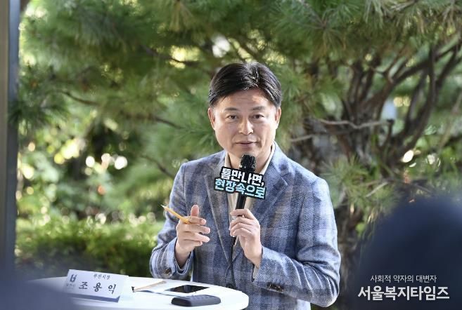 조용익 부천시장이 27일, 고라개공원에서 열린 ‘틈만나면, 현장속으로’ 에서 레미콘 공장 일대 환경오염 최소화를 위해 주민 및 업체 관계자와 의견을 나누고 있다.
