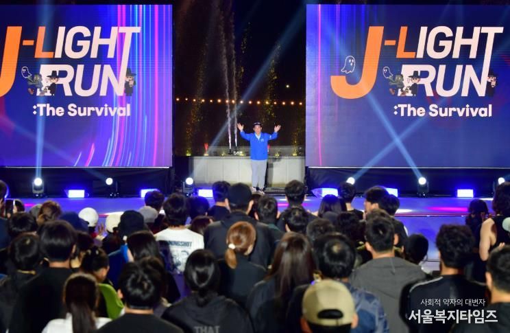 19일 김한종 장성군수가 'J-라이트 런' 참가자들에게 환영 인사를 전하고 있다. 장성군 제공