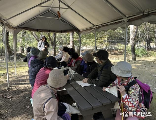 과천시 치매안심센터, 어르신 대상 '산림치유 프로그램' 운영