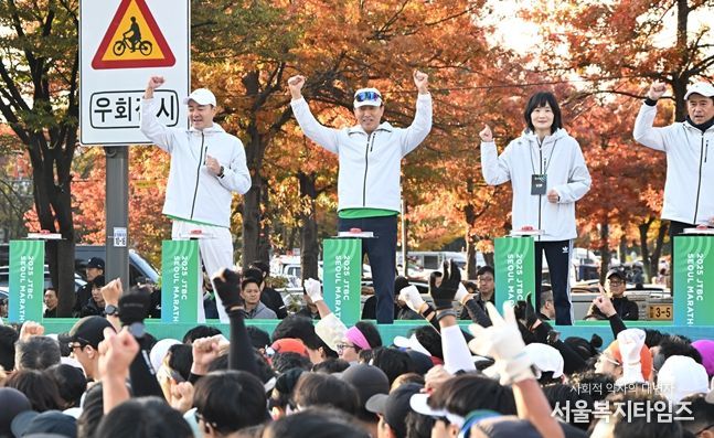 오세훈 서울시장이 2일(일) ‘2025 JTBC 서울마라톤’ 출발식에서 출전 선수의 안전한 완주를 응원하고 있다.