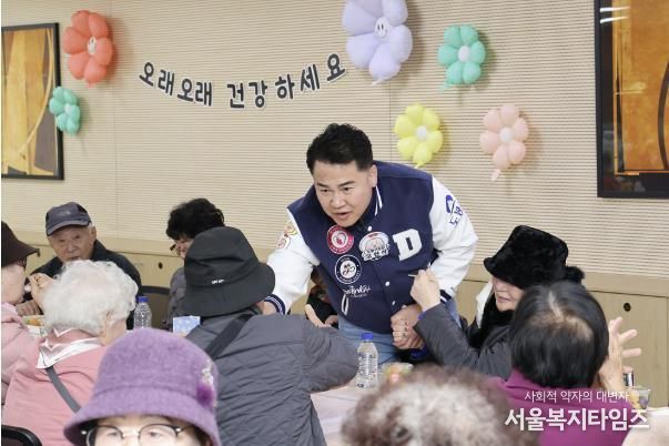 오언석 도봉구청장이 2025년 창4동 경로잔치를 찾아 어르신들과 인사를 나누고 있다