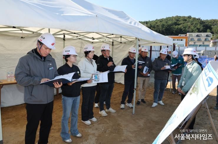 보성군 율포해양복합센터 공사 진행 사항을 점검하고 있다.