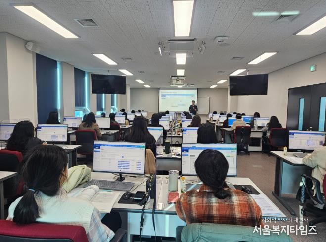 강북교육지원청이 5일 교육연수원에서 주관한 '늘봄학교 업무 담당자 연수'에서 참가자들이 연수를 듣고있다