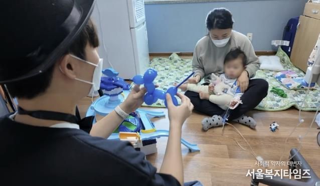 마술동아리 마피아가 소아병원 어린이를 대상으로 마술쇼를 펼치고 있다.