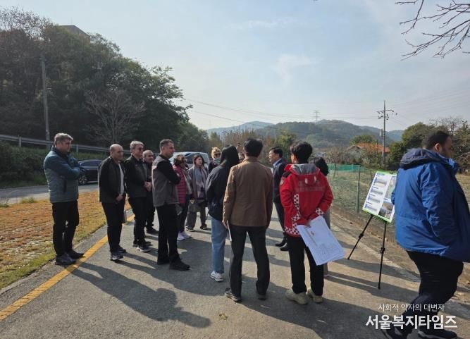 튀르키예 정부 대표단 산직동 산불 피해 복구 사업지 방문 장면