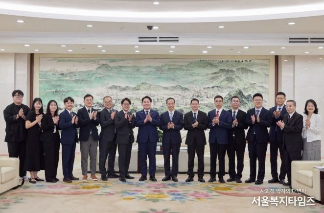 동관시 방문 기념 단체사진