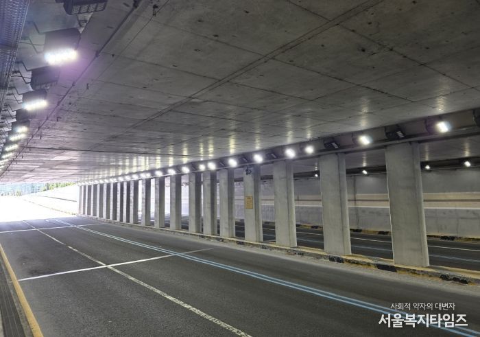 상대지하차도 내 전기시설 지상 설치 완료 후 조명 점등 상태를 확인하고 있다.