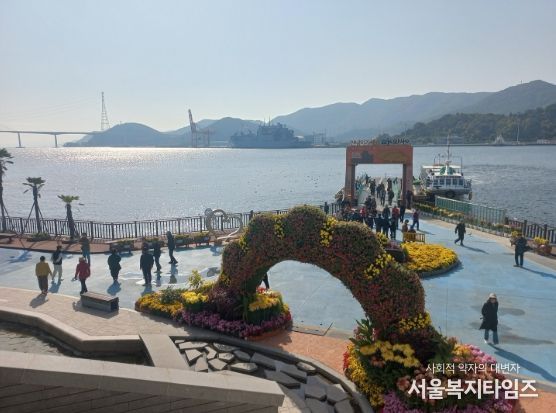 제25회 마산가고파국화축제 기간 돝섬 관광 인기