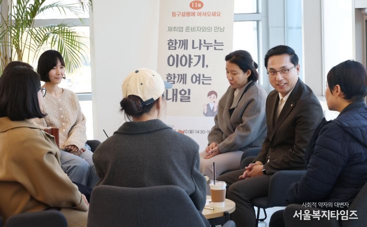 박희조 동구청장이 중·장년층 재취업 지원을 위한 주민소통간담회 ‘동구살롱에 어서오세요’에서 참석자들과 의견을 나누고 있다.