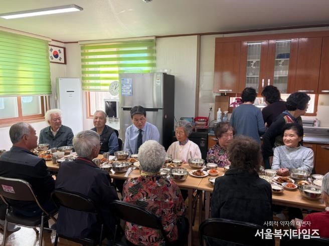 지난 10월, 경로당 무상급식 시범사업 화성면 잔디리경로당 현장 점검 모습