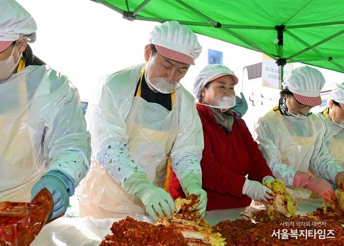 김동근 시장이 11월 11일 ‘사랑의 김장나눔행사’에서 김장을 담그고 있다.