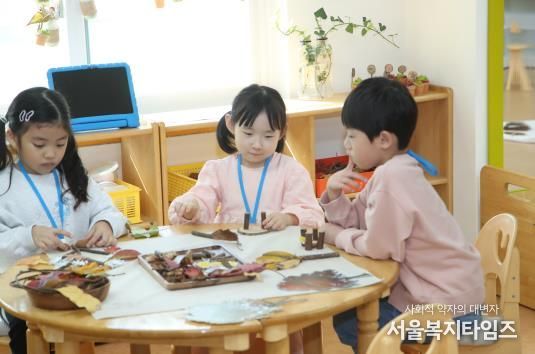 11일 여수 도원초등학교병설유치원에서 ‘함께 만드는 숲 놀이터’를 주제로 한 유아 2030교실 수업공개가 진행되고 있다.
