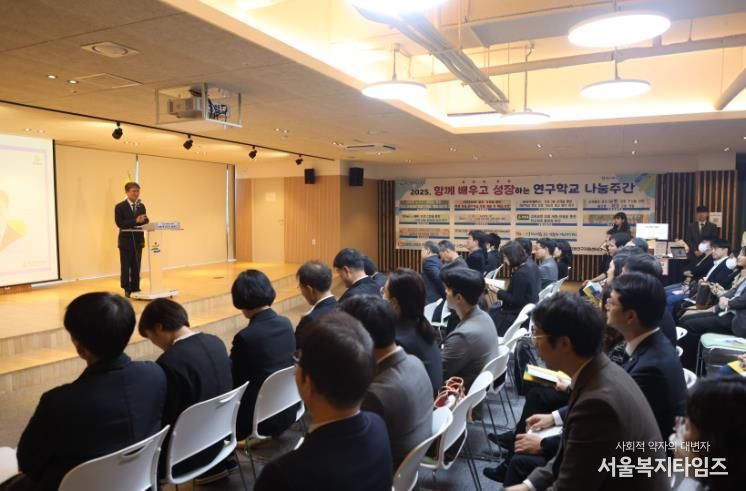 천창수 교육감이 11일 울산교육연구정보원 박상진홀에서 열린 '2025학년도 초등 연구학교 나눔주간' 행사에 참여해 인사말을 하고있다