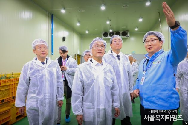 김민석 국무총리가 11일 강원도 원주시 원주푸드종합센터를 방문, 로컬푸드 유통 현장을 점검하고 있다.