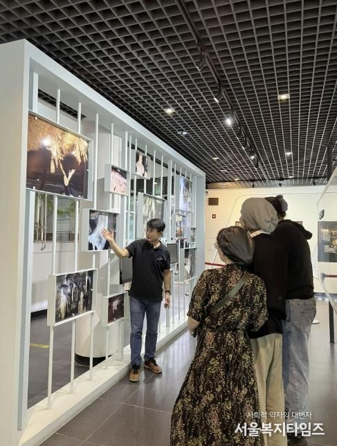 외국인 관광객에게 해설하는 조진호 고수동굴 센터장