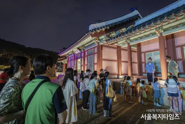 수원화성 태평성대 ‘주민 배우와 함께하는 고궁 산책’ 프로그램을 진행하고 있다.