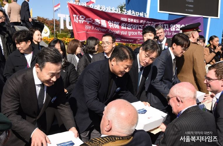 왼쪽부터 서성부 부산남구의회 의장, 오은택 부산남구청장, 이남일 부산지방보훈청장, 위세량 롯데웰푸드(주) 커뮤니케이션부문장