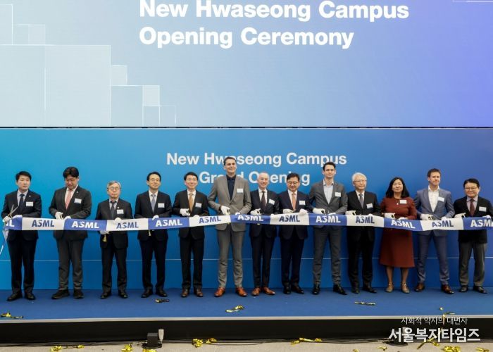 12일 ASML 화성뉴캠퍼스 준공식에서 주요 내빈들이 테이프 커팅을 하고 있다