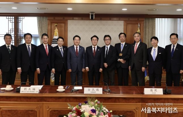 김민석 국무총리가 12일 세종대로 정부서울청사에서 한일지사회의 일본 대표단을 접견하고 있다.