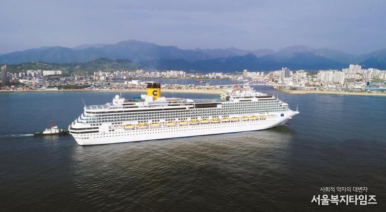 속초항 입항하는 코스타세레나호
