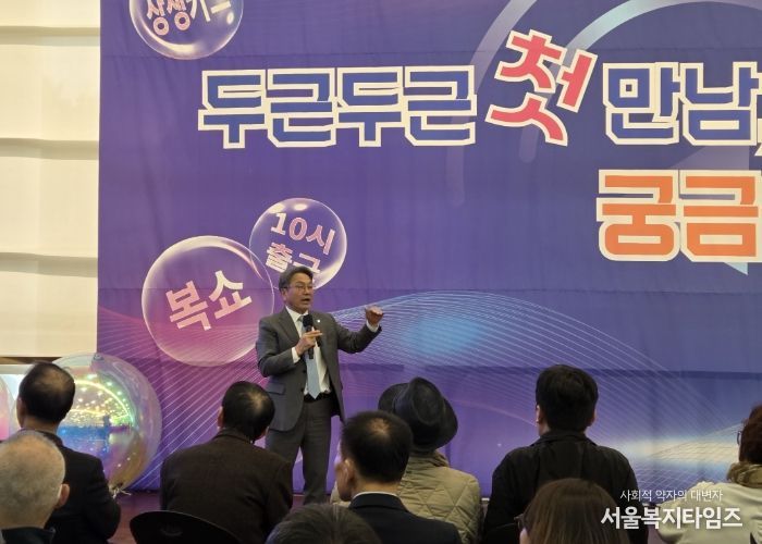 강기정 광주광역시장이 13일 오후 시청 1층 시민홀에서 열린 ‘광주온(ON) 시민정책참여단 만남의 날’ 행사에 참석해 시민들과 시정 현안을 공유하고 있다. /광주광역시 제공