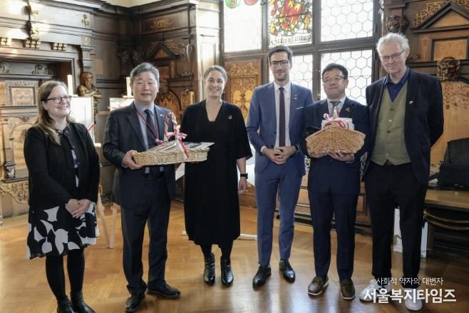 김현수 제1부시장(오른쪽 2번째부터), 마르틴 호른 프라이부르크시장, 김정렬 수원시의회 부의장(왼쪽 2번째) 등이 13일 환담 후 함께하고 있다.