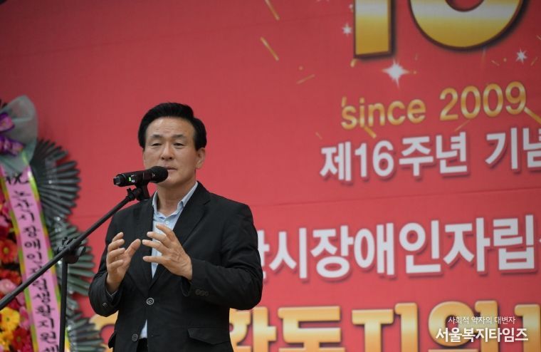 축사를 전하는 백성현 논산시장