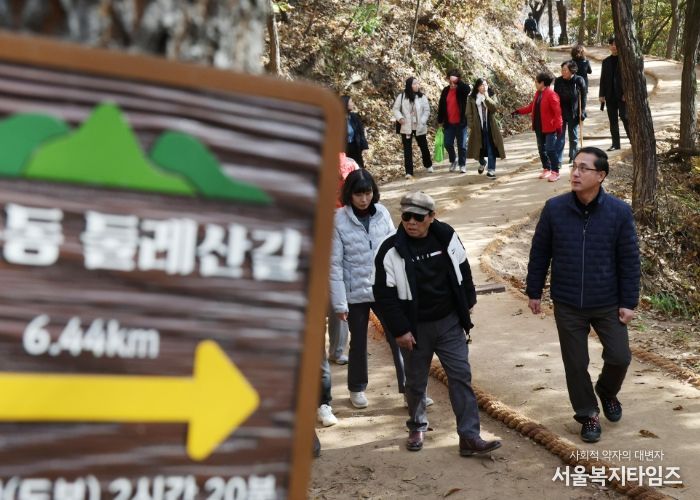 박희조 동구청장이 17일 성동산 맨발길을 주민들과 함께 걸으며 현장을 점검하고 있다