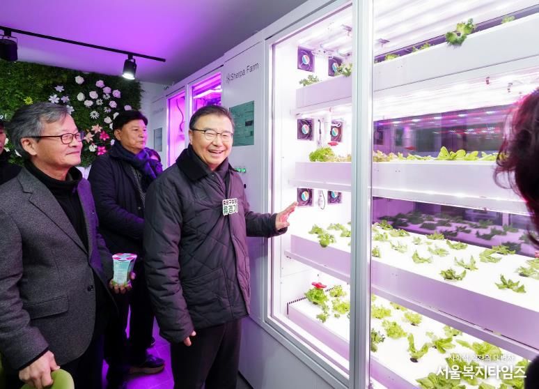 류경기 중랑구청장이 스마트팜을 둘러보고 있다