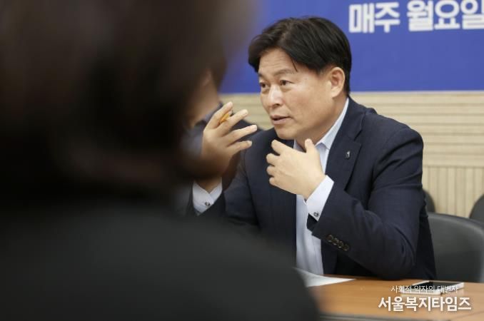 조용익 부천시장이 17일 시청에서 열린 ‘틈만나면, 현장속으로’ 에 참석해 시민과 생활 속 불편 해결을 위한 방안을 함께 이야기하고 있다.