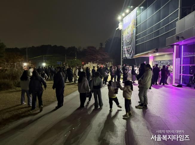 루미나래 입장을 위해 현장 발권을 하는 시민들