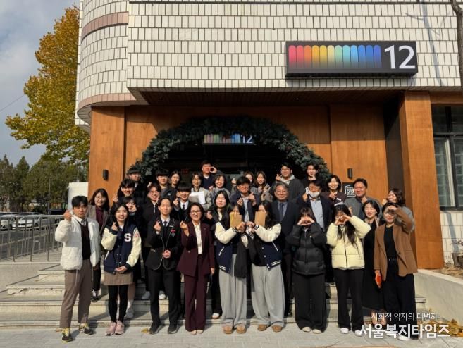 지난 26일 햇살문화캠퍼스 복합문화공간에서 열린 지역 내 고등학교 교사·학생회와의 오찬 간담회 참석자 단체 사진