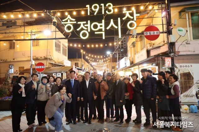 김민석 국무총리가 26일 광주 광산구 1913송정역시장을 방문, 상인들과 인사를 나누고 기념촬영을 하고 있다.