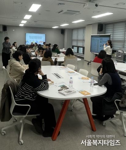 광주시교육청이 27일 교사성장마루에서 진행한 ‘공간 크리에이터에게 배우는 교실 디자인’ 연수에서 교사들이 이정원 대표의 강의를 듣고 있다. / 광주시교육청 제공