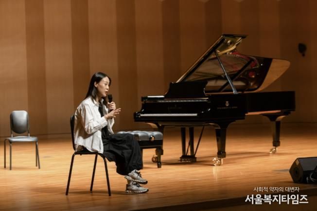 마스터클래스에서 고양예고 학생들의 질문에 답변하는 피아니스트 손열음