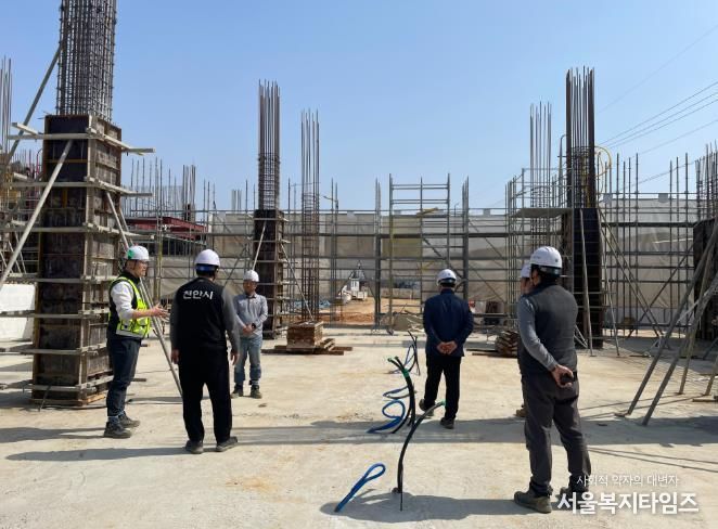 천안시 공무원들이 건설공사장을 점검하고 있다.