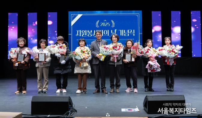 김돈곤 군수가 자원봉사 유공 표창 수상자들과 함께 기념 촬영을 하고 있다.