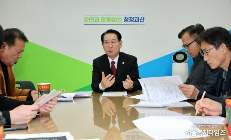 8일 괴산군청 브리핑룸에서 송인헌 군수가 민생안전지원금 지급 계획을 발표하고 있다