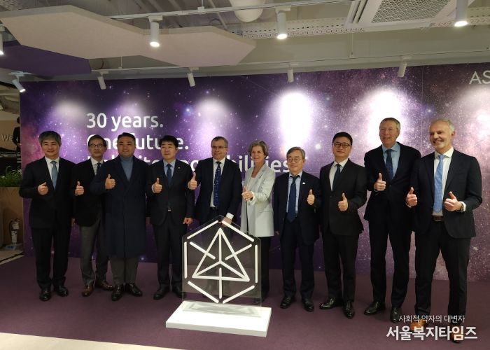 조승문 화성특례시 제2부시장이 히쳄 엠사드 ASM CEO, 이영석 ASM 코리아 대표 등 주요 내빈들과 기념촬영을 하고 있다