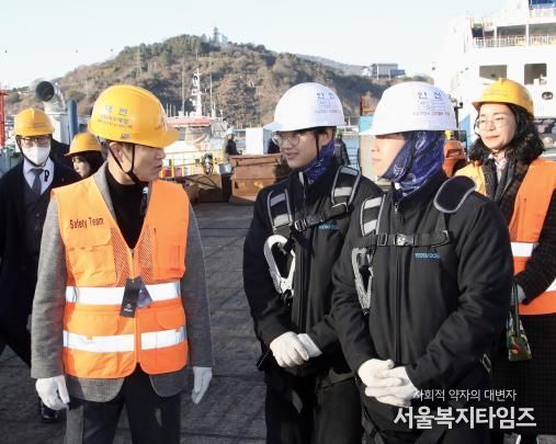 8일 김대중 전라남도교육감이 ㈜여수해양을 찾아 현장실습 안전․환경을 점검하고, 실습생을 격려를 전하고 있다.