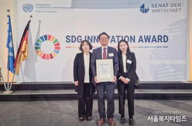 정영준 부구청장(가운데)을 비롯한 서초구 관계자들이 현지시각 6일 독일 뮌헨에 위치한 바이에른 주의회에서 열린 ‘2025 유엔 지속가능발전 혁신상(UN SDG Innovation Award)’에서 지방정부 부문 TOP 5에 선정돼 기념 촬영하고 있다.