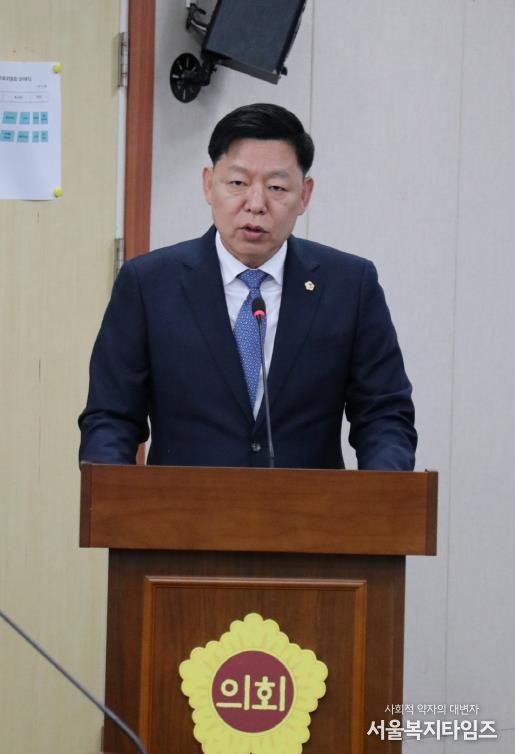 제395회 전라남도의회 제2차 정례회 제4차 교육위원회에서 김정희 교육위원장이 「전라남도교육청 헌법교육 활성화 조례안」에 대해 제안설명 하고 있다.