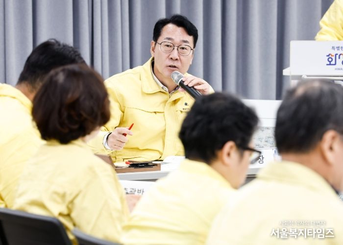 정명근 화성특례시장이 동탄숲 생태터널 관련 재난안전대책본부 회의에서 지시사항을 전달하고 있다