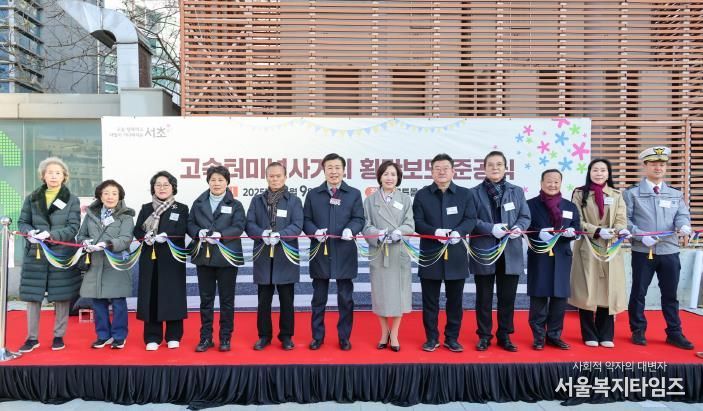 9일 개최된 고속터미널사거리 횡단보도 준공식에서 기념사진을 찍고 있는 전성수 서초구청장(왼쪽에서 6번째)